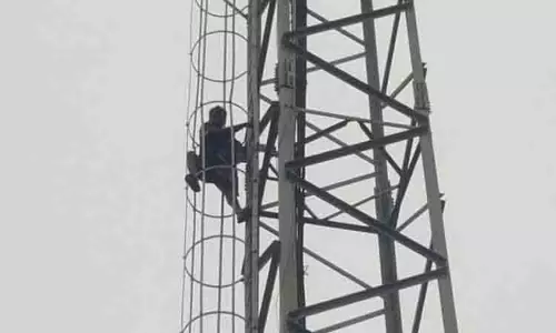 செல்போன் கோபுரம் மீது ஏறி தொழிலாளி தற்கொலை மிரட்டல் செல்போன் கோபுரம் மீது ஏறி தொழிலாளி தற்கொலை மிரட்டல்