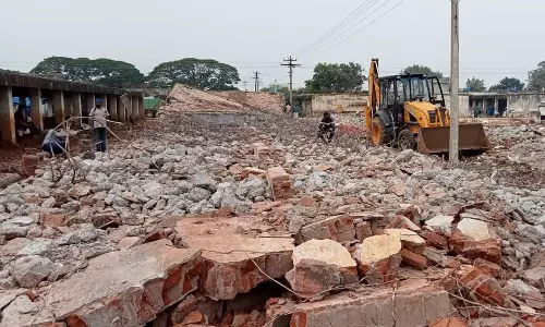 பழுதடைந்த கட்டிடங்களை இடித்து அப்புறப்படுத்தும் பணி தொடக்கம் பழுதடைந்த கட்டிடங்களை இடித்து அப்புறப்படுத்தும் பணி தொடக்கம்