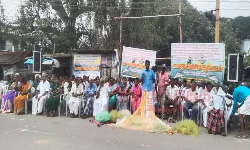 அந்தியூர் பகுதி ஏரி-குளங்களில்   மீன்பிடிக்கும் உரிமையை வழங்க கோரி மீனவர்கள் ஆர்ப்பாட்டம்