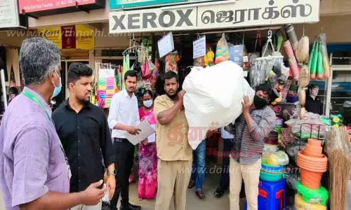 வணிக நிறுவனங்களில் தடை செய்யப்பட்ட பிளாஸ்டிக் பொருட்கள் பறிமுதல்; ரூ.25 ஆயிரம் அபராதம் வணிக நிறுவனங்களில் தடை செய்யப்பட்ட பிளாஸ்டிக் பொருட்கள் பறிமுதல்; ரூ.25 ஆயிரம் அபராதம்
