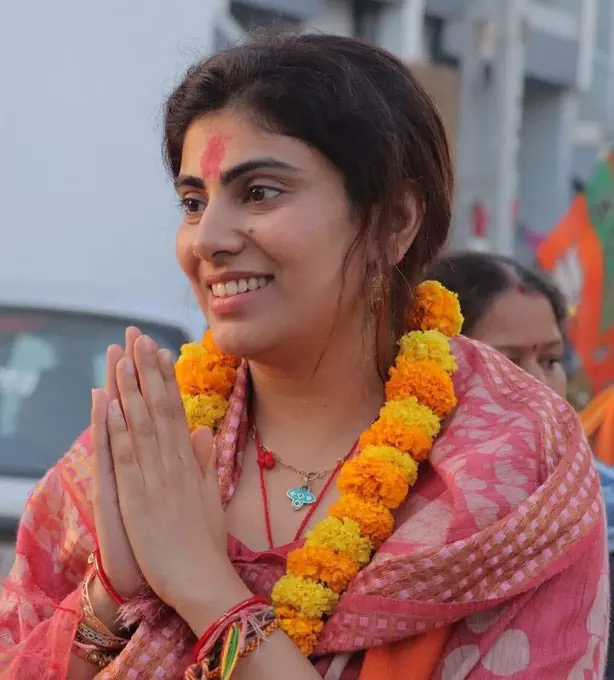 கிரிக்கெட் வீரர் ஜடேஜாவின் மனைவி ரிவாபா ஜடேஜா பின்னடைவு கிரிக்கெட் வீரர் ஜடேஜாவின் மனைவி ரிவாபா ஜடேஜா பின்னடைவு