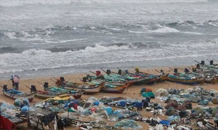 Heavy sea rage in Chennai... Marina beach deserted | சென்னையில் கடும் ...