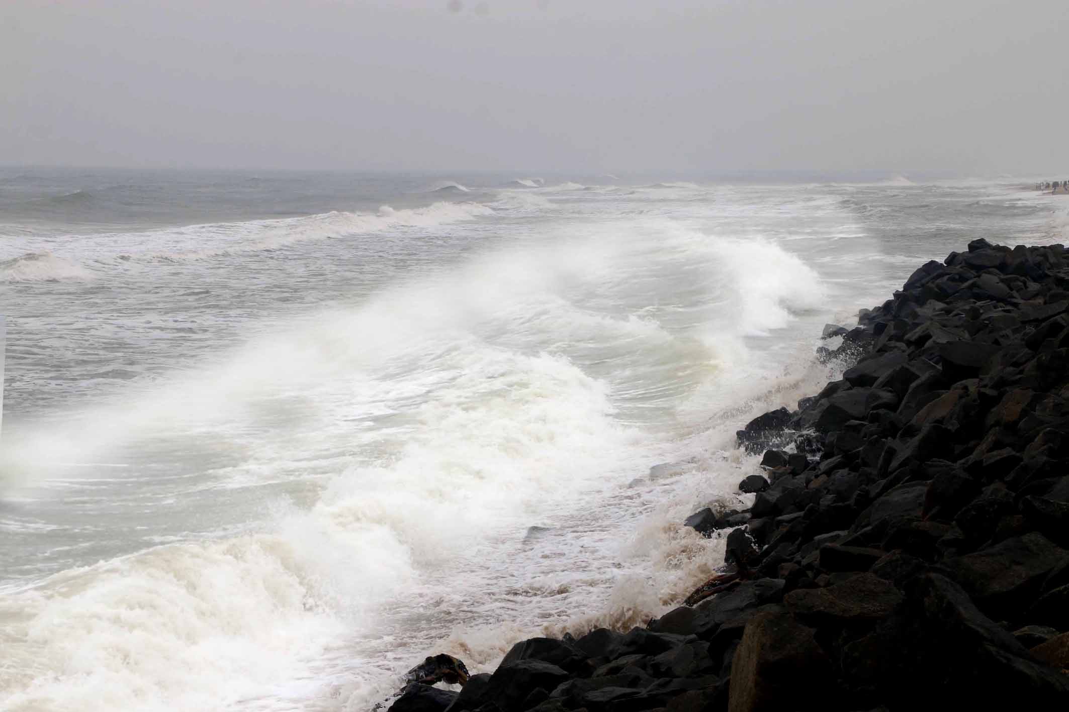Sea rage in Cuddalore | கடலூரில் கடல் சீற்றம்