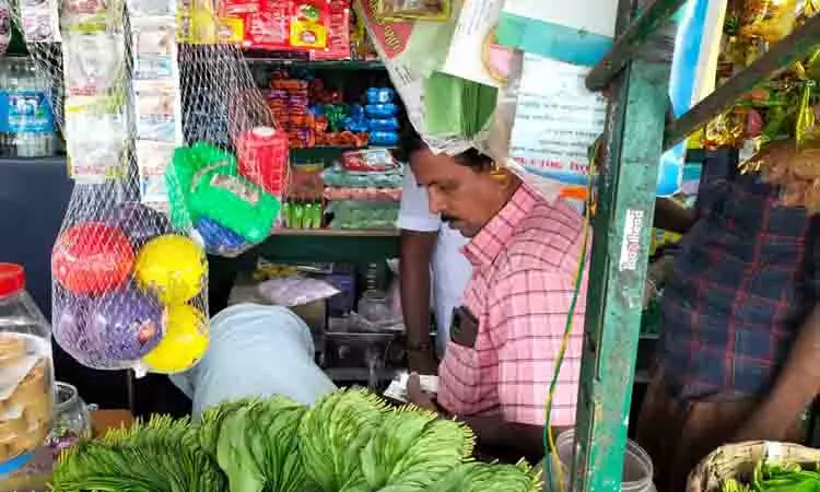 பள்ளி அருகே கடையில் விற்பனை செய்த புகையிலை பொருட்கள் பறிமுதல் பள்ளி அருகே கடையில் விற்பனை செய்த புகையிலை பொருட்கள் பறிமுதல்