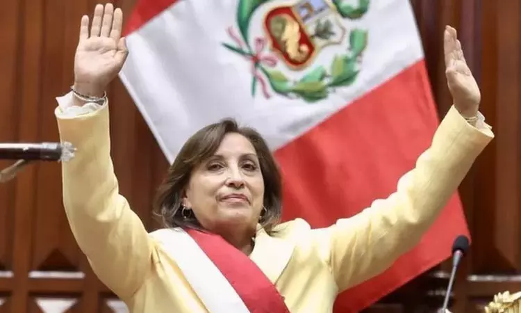 பெரு நாட்டின் அதிபர் பெட்ரோ அதிரடி நீக்கம்: முதல் பெண் அதிபராக டினா பதவி ஏற்பு பெரு நாட்டின் அதிபர் பெட்ரோ அதிரடி நீக்கம்: முதல் பெண் அதிபராக டினா பதவி ஏற்பு