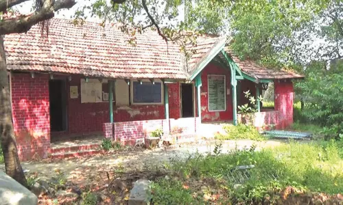 சதுரங்கப்பட்டினம் டச்சு கோட்டை வளாகத்தில் பாழடைந்து காட்சியளிக்கும் பழைய போலீஸ் நிலைய கட்டிடம்