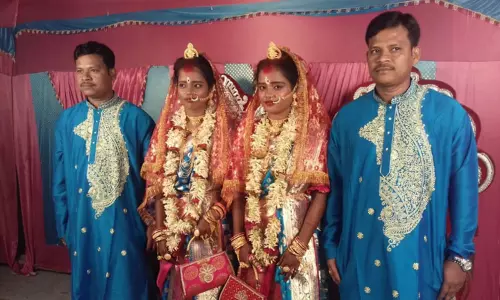 ஒரே பள்ளி, கல்லூரி... ஒரே நேரத்தில் இரட்டையர்களுடன், இரட்டை சகோதரிகளுக்கு திருமணம் ஒரே பள்ளி, கல்லூரி... ஒரே நேரத்தில் இரட்டையர்களுடன், இரட்டை சகோதரிகளுக்கு திருமணம்