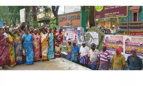 சம்பளம் வழங்கப்படாததை கண்டித்து தூய்மை பணியாளர்கள் போராட்டம்