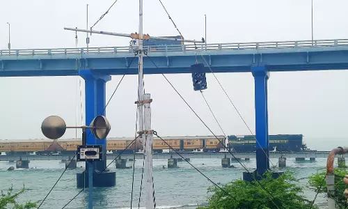 பாம்பனில் 2-ம் எண் புயல் எச்சரிக்கை கூண்டு பாம்பனில் 2-ம் எண் புயல் எச்சரிக்கை கூண்டு