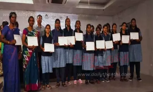 அறிவியல் கண்டுபிடிப்பில் அரசு பள்ளி மாணவிகள் அசத்தல்