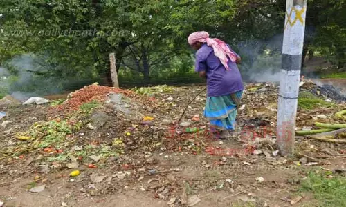 வேட்டைக்காரன்புதூர் பேரூராட்சியில் திடக்கழிவு மேலாண்மை திட்டம் செயல்படுகிறதா?- குப்பைகள் சாலையோரத்தில் குவிவதால் பொதுமக்கள் கேள்வி