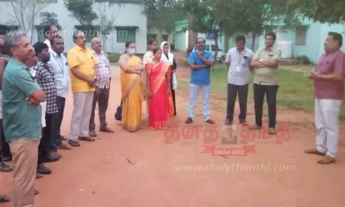 ஊதியம் வழங்க கோரி பள்ளி கல்வி அலுவலக பணியாளர்கள் ஆர்ப்பாட்டம்