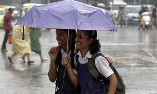 மாண்டஸ் புயல் எதிரொலி: எந்தெந்த மாவட்ட பள்ளி கல்லூரிகளுக்கு நாளை விடுமுறை மாண்டஸ் புயல் எதிரொலி: எந்தெந்த மாவட்ட பள்ளி கல்லூரிகளுக்கு நாளை விடுமுறை