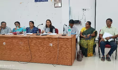 நீர்நிலைகளை கண்காணித்து மணல் மூட்டைகளுடன் தயாராக இருக்க வேண்டும் நீர்நிலைகளை கண்காணித்து மணல் மூட்டைகளுடன் தயாராக இருக்க வேண்டும்