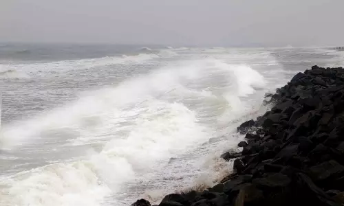 கடலூரில் கடல் சீற்றம் கடலூரில் கடல் சீற்றம்