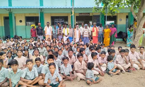 அரசு பள்ளிக்கு பூட்டு போட்டு பெற்றோர்கள் போராட்டம் அரசு பள்ளிக்கு பூட்டு போட்டு பெற்றோர்கள் போராட்டம்