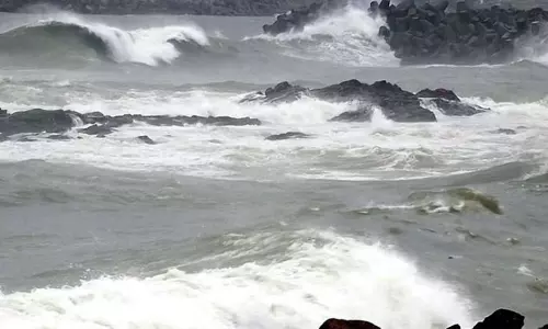 சென்னைக்கு தெற்கு- தென் கிழக்கே 390 கி.மீ தொலைவில் மாண்டஸ் புயல்..!!