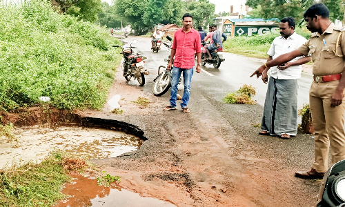 கூட்டுக்குடிநீர் திட்ட குழாயில் உடைப்பு