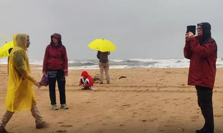 அரசு அறிவுறுத்தியும் ஆபத்தை உணராமல் செல்பி எடுக்கும் மக்கள்...! அரசு அறிவுறுத்தியும் ஆபத்தை உணராமல் செல்பி எடுக்கும் மக்கள்...!