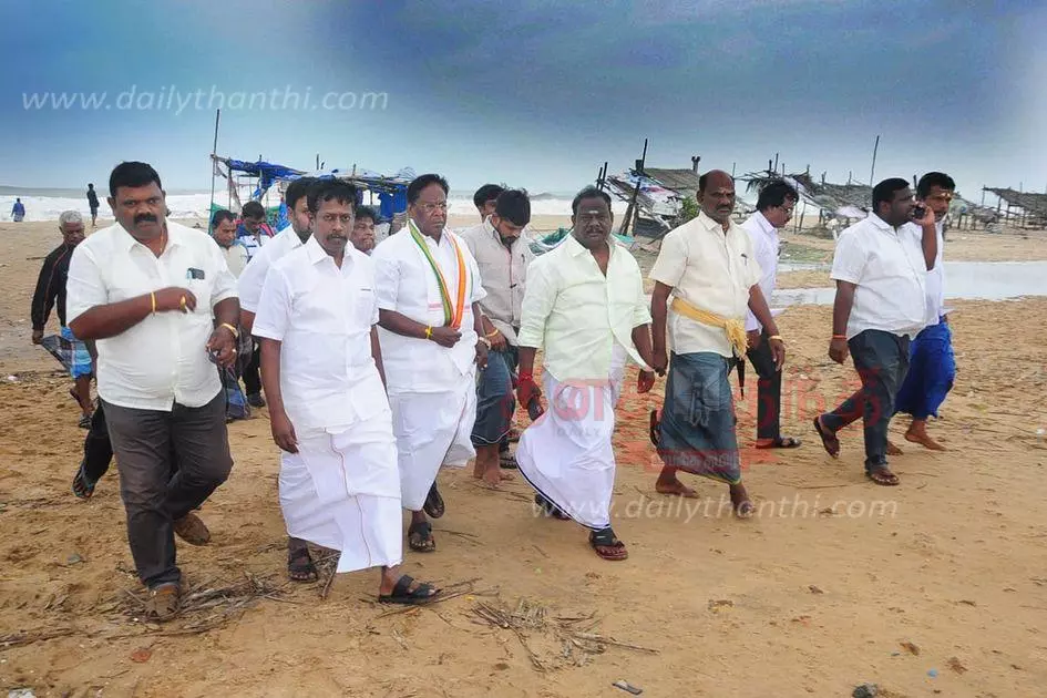 வீராம்பட்டினம் கடற்கரையில் நாராயணசாமி ஆய்வு வீராம்பட்டினம் கடற்கரையில் நாராயணசாமி ஆய்வு