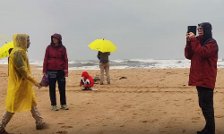 அரசு அறிவுறுத்தியும் ஆபத்தை உணராமல் செல்பி எடுக்கும் மக்கள்...!