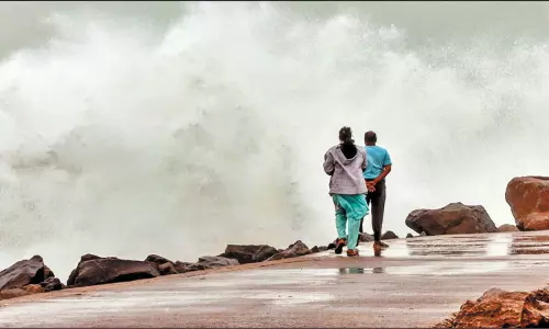 சென்னையில் சீற்றத்துடன் காணப்படும் கடல் அலை சென்னையில் சீற்றத்துடன் காணப்படும் கடல் அலை