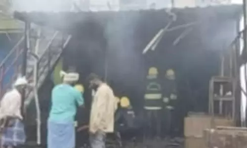 பெரியபாளையம்: பேக்கரியில் தீ விபத்து - ரூ.20 லட்சம் மதிப்பிலான பொருட்கள் எரிந்து சேதம் பெரியபாளையம்: பேக்கரியில் தீ விபத்து - ரூ.20 லட்சம் மதிப்பிலான பொருட்கள் எரிந்து சேதம்