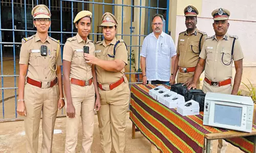 புழல் சிறை காவலர்களுக்கு சட்டையில் பொருத்தப்படும் கண்காணிப்பு கேமரா அறிமுகம்