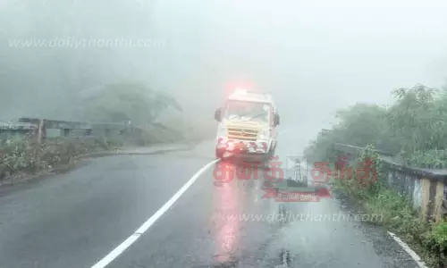 சாரல் மழையால் கடும் பனி மூட்டம்