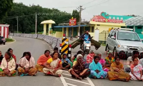 வீட்டுமனை பட்டா வழங்கக்கோரி பொதுமக்கள் திடீர் சாலை மறியல் வீட்டுமனை பட்டா வழங்கக்கோரி பொதுமக்கள் திடீர் சாலை மறியல்