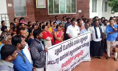 பதவி உயர்வில் செல்ல மறுக்கும் அதிகாரிகளை கண்டித்து ஊரக வளர்ச்சித் துறை அமைச்சுப் பணியாளர்கள் பெருந்திரள் முறையீடு பதவி உயர்வில் செல்ல மறுக்கும் அதிகாரிகளை கண்டித்து ஊரக வளர்ச்சித் துறை அமைச்சுப் பணியாளர்கள் பெருந்திரள் முறையீடு