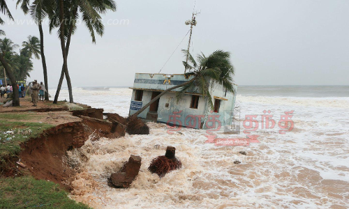 கடல் அரிப்பால் 10வீடுகள் இடிந்தன கடல் அரிப்பால் 10வீடுகள் இடிந்தன