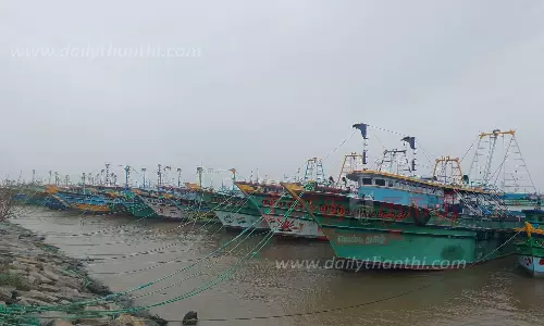 மீனவர்கள் மீன்பிடிக்க செல்லாததால் கடற்கரையில் நிறுத்தி வைக்கப்பட்டிருந்த படகுகள்