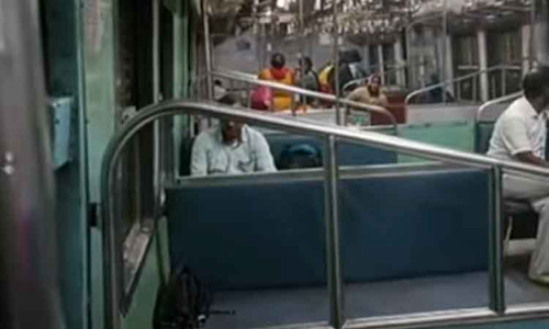 மாண்டஸ் புயல் எதிரொலி: சென்னை புறநகர் மின்சார ரெயில் சேவை பாதிப்பு