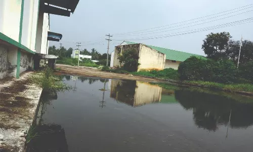 தேங்கி நிற்கும் மழைநீரால் சுகாதார சீர்கேடுகள்