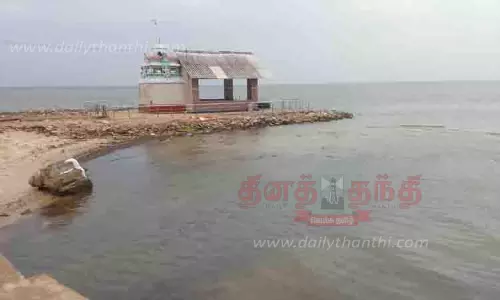 மாண்டஸ் புயல் எதிரொலி: மீனவ கிராமங்களில் கடல் சீற்றம் மாண்டஸ் புயல் எதிரொலி: மீனவ கிராமங்களில் கடல் சீற்றம்