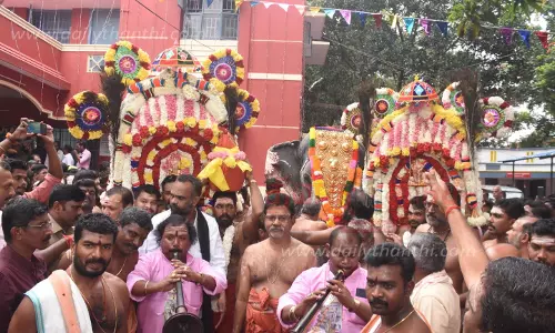 முருகன் கோவிலுக்கு 3 மணி நேரம் தாமதமாக காவடி எடுத்த போலீசார்