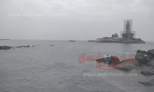 அலையின்றி குளம் போல் மாறிய கன்னியாகுமரி கடல்