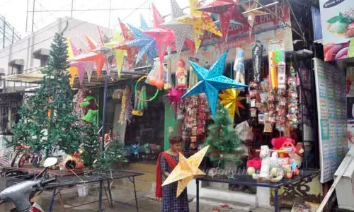 கிறிஸ்துமஸ் பண்டிகையையொட்டி ஈரோட்டில் ஸ்டார் விற்பனை அமோகம் கிறிஸ்துமஸ் பண்டிகையையொட்டி ஈரோட்டில் ஸ்டார் விற்பனை அமோகம்