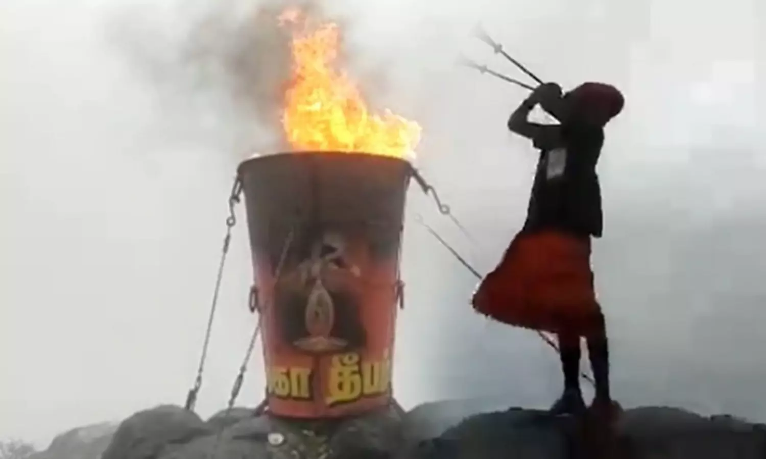 மழை, புயலிலும் மங்காத மகாதீபம்...! பக்தர்கள் பக்தி பரவசம்... மழை, புயலிலும் மங்காத மகாதீபம்...! பக்தர்கள் பக்தி பரவசம்...