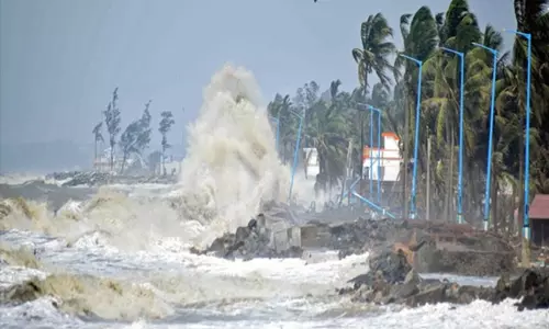 இலங்கையில் மாண்டஸ் புயல் எதிரொலி:  பள்ளி கூடங்கள் மூடப்பட்டன; மக்களுக்கு எச்சரிக்கை