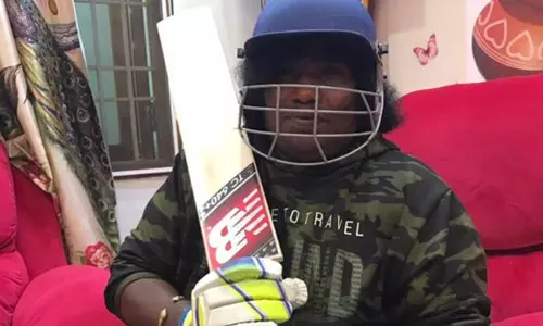 நடிகர் விஜய் கொடுத்த கிரிக்கெட் பேட்... மகிழ்ச்சியில் யோகிபாபு...!