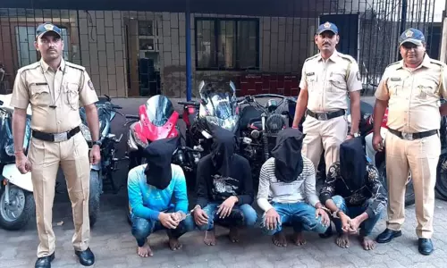 கையில் செருப்பு மாட்டிகொண்டு நூதன திருட்டில் ஈடுபடும் விசித்திர திருடர்கள்...!