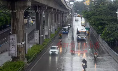 பெங்களூருவில் 2-வது நாளாக சாரல் மழை; 10 ஆண்டுகளுக்கு பிறகு கடும் குளிர் நிலவுகிறது