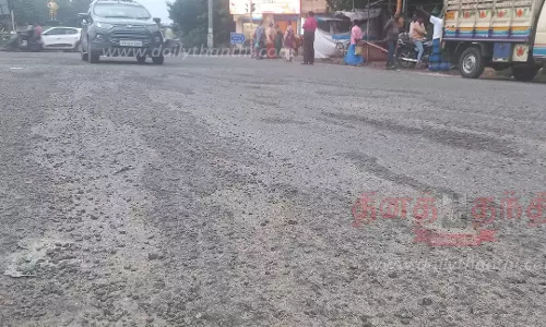 சிறுமழைக்கு கூட தாக்குப்பிடிக்காத சாலைகள்