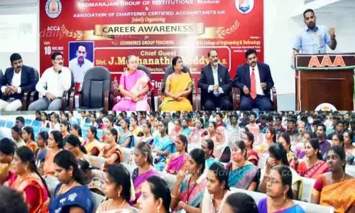 மாணவர்கள் எதிர்கால இலக்கினை நிர்ணயித்து செயல்பட வேண்டும்