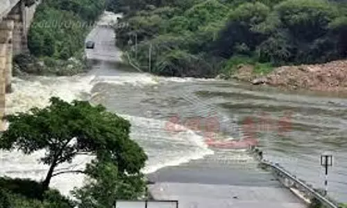 நாகநதி ஆற்றில் வெள்ளப்பெருக்கால் தரைப்பாலங்கள் மூழ்கின