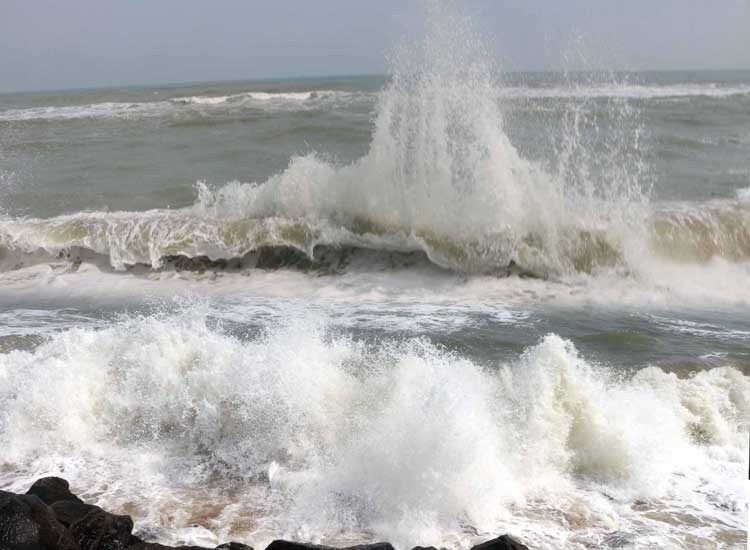 Sea rage | புயல் ஓய்ந்தும் ஓயாத கடல் சீற்றம்