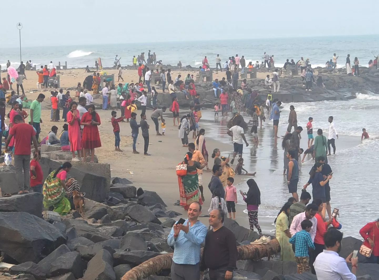 கடற்கரையில் குவிந்த சுற்றுலா பயணிகள் கடற்கரையில் குவிந்த சுற்றுலா பயணிகள்