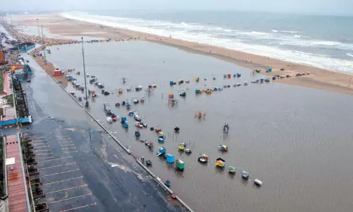 சென்னையை மிரட்டிய மாண்டஸ் புயல் கரையைக் கடந்தது; 12 மாவட்டங்களில் கனமழை எச்சரிக்கை